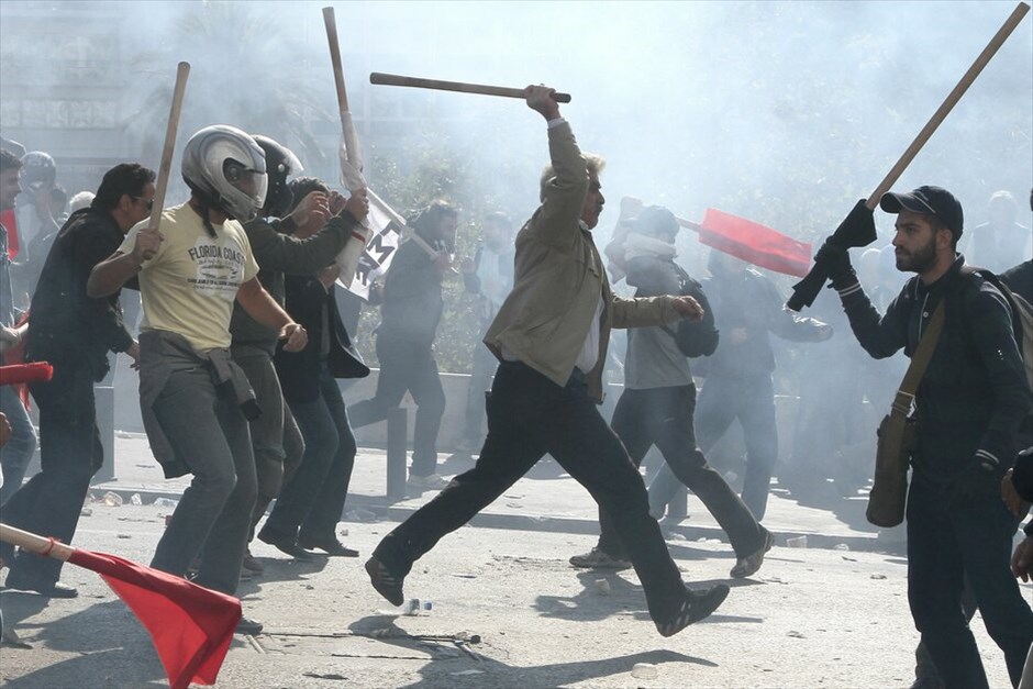Ταραχές για δεύτερη ημέρα στο κέντρο της Αθήνας #59. Mάχες σώμα με σώμα μεταξύ ομάδων περιφρούρησης της πορείας του ΠΑΜΕ και κουκουλοφόρων στην περιοχή της πλατείας Συντάγματος την Πέμπτη. Oμάδα κουκουλοφόρων επιχείρησε να σπάσει το μπλόκο διαδηλωτών, οι οποίοι είχαν περικυκλώσει τη Βουλή εν όψει της ψήφισης του πολυνομοσχεδίου.