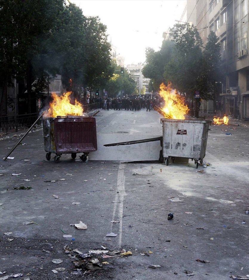 Ταραχές για δεύτερη ημέρα στο κέντρο της Αθήνας #68. Mάχες σώμα με σώμα μεταξύ ομάδων περιφρούρησης της πορείας του ΠΑΜΕ και κουκουλοφόρων στην περιοχή της πλατείας Συντάγματος την Πέμπτη. Oμάδα κουκουλοφόρων επιχείρησε να σπάσει το μπλόκο διαδηλωτών, οι οποίοι είχαν περικυκλώσει τη Βουλή εν όψει της ψήφισης του πολυνομοσχεδίου.