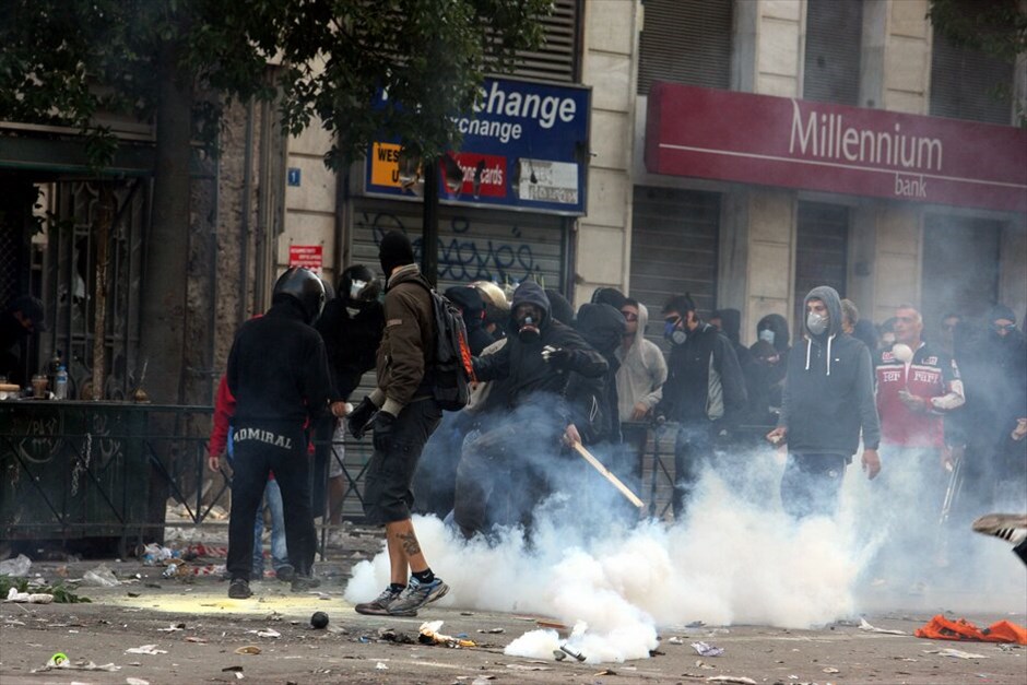 Ταραχές για δεύτερη ημέρα στο κέντρο της Αθήνας #71. Mάχες σώμα με σώμα μεταξύ ομάδων περιφρούρησης της πορείας του ΠΑΜΕ και κουκουλοφόρων στην περιοχή της πλατείας Συντάγματος την Πέμπτη. Oμάδα κουκουλοφόρων επιχείρησε να σπάσει το μπλόκο διαδηλωτών, οι οποίοι είχαν περικυκλώσει τη Βουλή εν όψει της ψήφισης του πολυνομοσχεδίου.