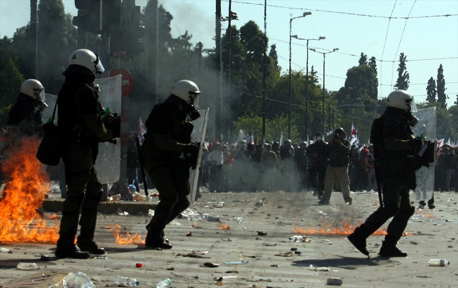 Ταραχές για δεύτερη ημέρα στο κέντρο της Αθήνας #74. Mάχες σώμα με σώμα μεταξύ ομάδων περιφρούρησης της πορείας του ΠΑΜΕ και κουκουλοφόρων στην περιοχή της πλατείας Συντάγματος την Πέμπτη. Oμάδα κουκουλοφόρων επιχείρησε να σπάσει το μπλόκο διαδηλωτών, οι οποίοι είχαν περικυκλώσει τη Βουλή εν όψει της ψήφισης του πολυνομοσχεδίου.