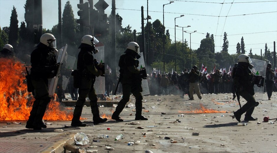 Ταραχές για δεύτερη ημέρα στο κέντρο της Αθήνας #75. Mάχες σώμα με σώμα μεταξύ ομάδων περιφρούρησης της πορείας του ΠΑΜΕ και κουκουλοφόρων στην περιοχή της πλατείας Συντάγματος την Πέμπτη. Oμάδα κουκουλοφόρων επιχείρησε να σπάσει το μπλόκο διαδηλωτών, οι οποίοι είχαν περικυκλώσει τη Βουλή εν όψει της ψήφισης του πολυνομοσχεδίου.
