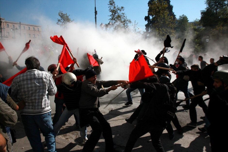 Ταραχές για δεύτερη ημέρα στο κέντρο της Αθήνας #76. Mάχες σώμα με σώμα μεταξύ ομάδων περιφρούρησης της πορείας του ΠΑΜΕ και κουκουλοφόρων στην περιοχή της πλατείας Συντάγματος την Πέμπτη. Oμάδα κουκουλοφόρων επιχείρησε να σπάσει το μπλόκο διαδηλωτών, οι οποίοι είχαν περικυκλώσει τη Βουλή εν όψει της ψήφισης του πολυνομοσχεδίου.