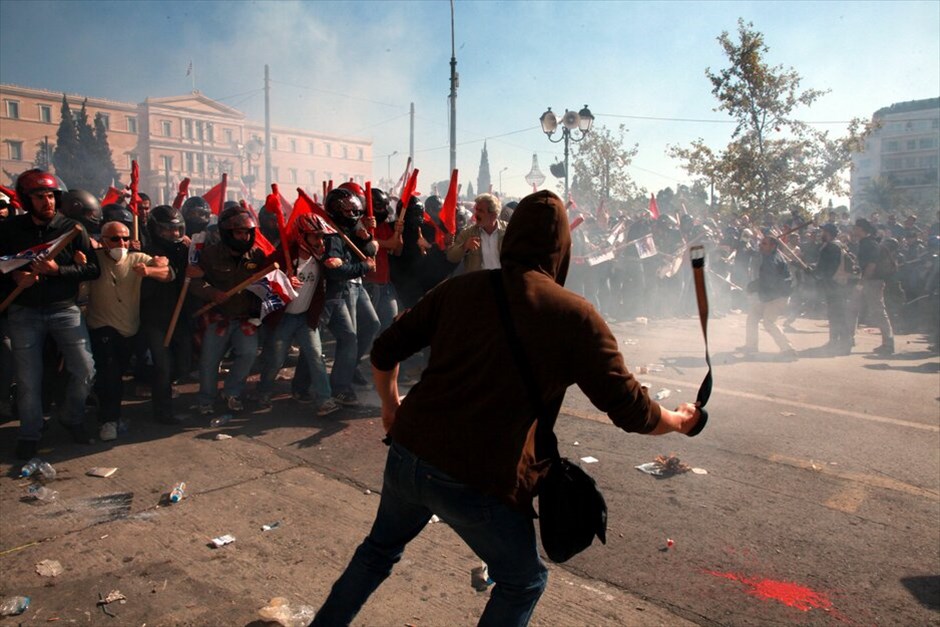 Ταραχές για δεύτερη ημέρα στο κέντρο της Αθήνας #79. Mάχες σώμα με σώμα μεταξύ ομάδων περιφρούρησης της πορείας του ΠΑΜΕ και κουκουλοφόρων στην περιοχή της πλατείας Συντάγματος την Πέμπτη. Oμάδα κουκουλοφόρων επιχείρησε να σπάσει το μπλόκο διαδηλωτών, οι οποίοι είχαν περικυκλώσει τη Βουλή εν όψει της ψήφισης του πολυνομοσχεδίου.