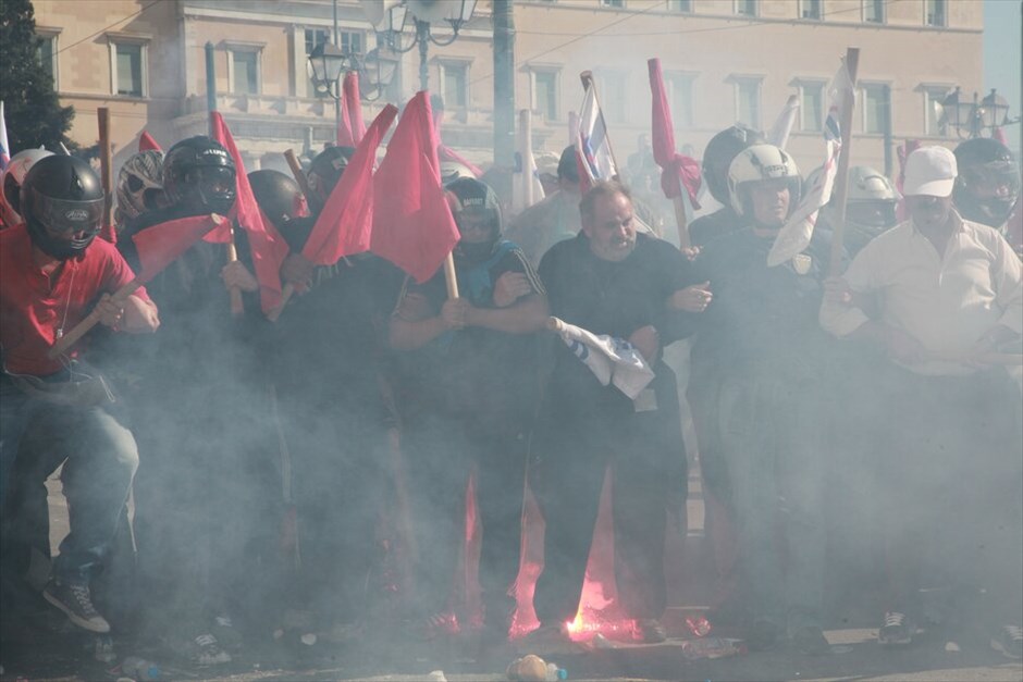 Ταραχές για δεύτερη ημέρα στο κέντρο της Αθήνας #80. Mάχες σώμα με σώμα μεταξύ ομάδων περιφρούρησης της πορείας του ΠΑΜΕ και κουκουλοφόρων στην περιοχή της πλατείας Συντάγματος την Πέμπτη. Oμάδα κουκουλοφόρων επιχείρησε να σπάσει το μπλόκο διαδηλωτών, οι οποίοι είχαν περικυκλώσει τη Βουλή εν όψει της ψήφισης του πολυνομοσχεδίου.