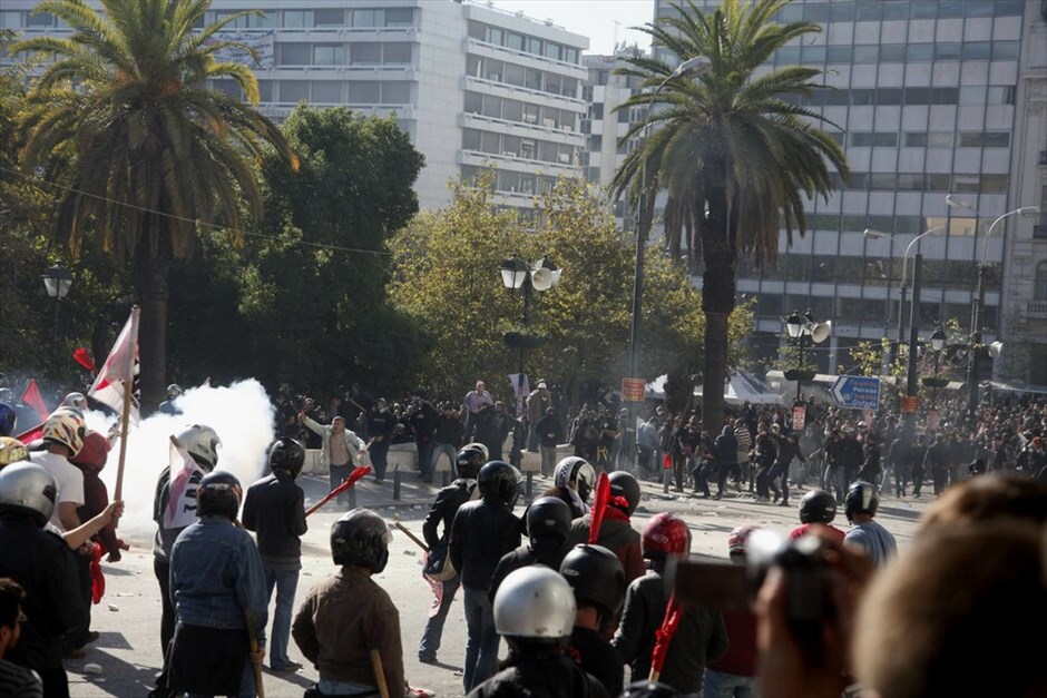 Ταραχές για δεύτερη ημέρα στο κέντρο της Αθήνας #81. Mάχες σώμα με σώμα μεταξύ ομάδων περιφρούρησης της πορείας του ΠΑΜΕ και κουκουλοφόρων στην περιοχή της πλατείας Συντάγματος την Πέμπτη. Oμάδα κουκουλοφόρων επιχείρησε να σπάσει το μπλόκο διαδηλωτών, οι οποίοι είχαν περικυκλώσει τη Βουλή εν όψει της ψήφισης του πολυνομοσχεδίου.