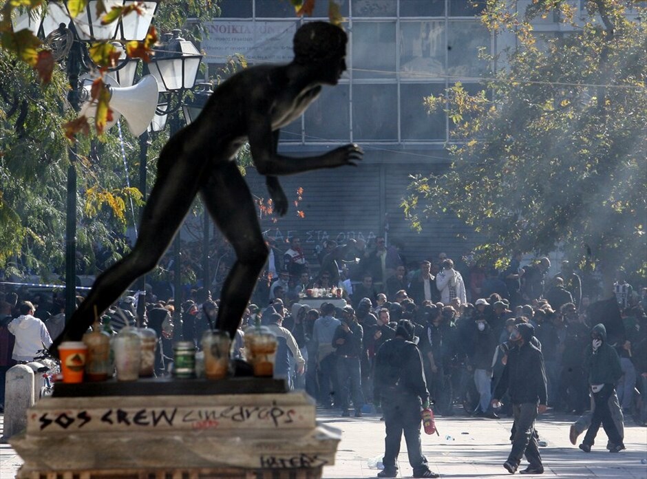 Ταραχές για δεύτερη ημέρα στο κέντρο της Αθήνας #87. Mάχες σώμα με σώμα μεταξύ ομάδων περιφρούρησης της πορείας του ΠΑΜΕ και κουκουλοφόρων στην περιοχή της πλατείας Συντάγματος την Πέμπτη. Oμάδα κουκουλοφόρων επιχείρησε να σπάσει το μπλόκο διαδηλωτών, οι οποίοι είχαν περικυκλώσει τη Βουλή εν όψει της ψήφισης του πολυνομοσχεδίου.