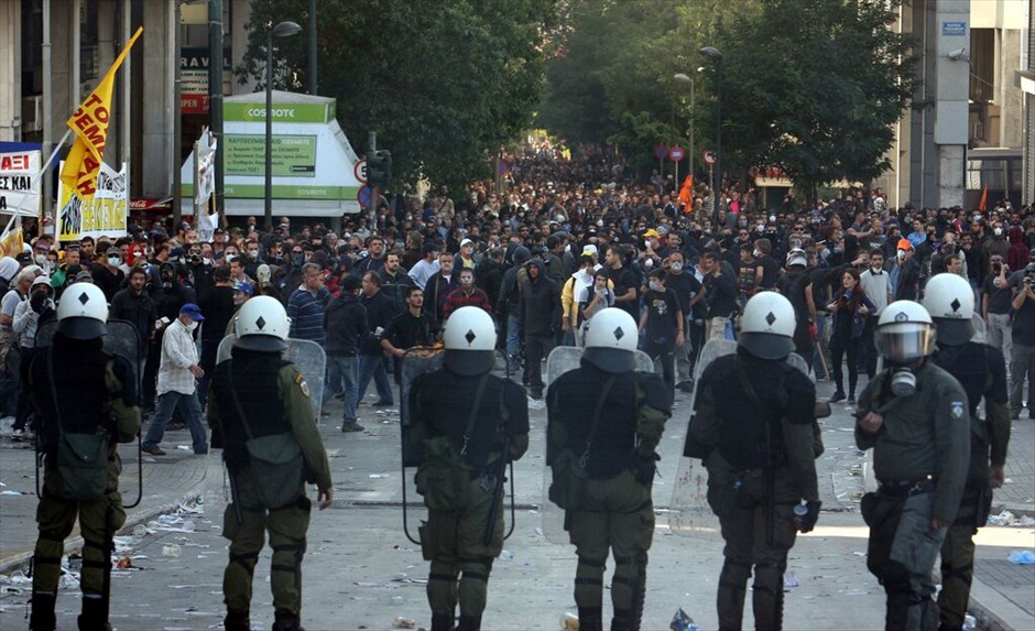 Ταραχές για δεύτερη ημέρα στο κέντρο της Αθήνας #88. Mάχες σώμα με σώμα μεταξύ ομάδων περιφρούρησης της πορείας του ΠΑΜΕ και κουκουλοφόρων στην περιοχή της πλατείας Συντάγματος την Πέμπτη. Oμάδα κουκουλοφόρων επιχείρησε να σπάσει το μπλόκο διαδηλωτών, οι οποίοι είχαν περικυκλώσει τη Βουλή εν όψει της ψήφισης του πολυνομοσχεδίου.