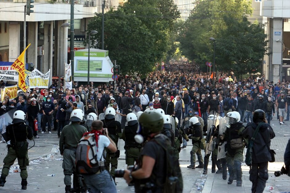 Ταραχές για δεύτερη ημέρα στο κέντρο της Αθήνας #89. Mάχες σώμα με σώμα μεταξύ ομάδων περιφρούρησης της πορείας του ΠΑΜΕ και κουκουλοφόρων στην περιοχή της πλατείας Συντάγματος την Πέμπτη. Oμάδα κουκουλοφόρων επιχείρησε να σπάσει το μπλόκο διαδηλωτών, οι οποίοι είχαν περικυκλώσει τη Βουλή εν όψει της ψήφισης του πολυνομοσχεδίου.