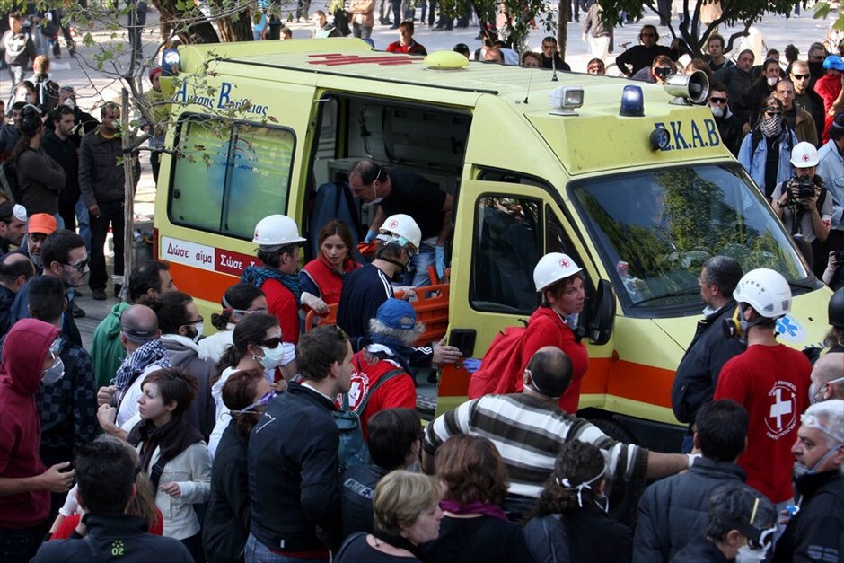 Ταραχές για δεύτερη ημέρα στο κέντρο της Αθήνας #91. Mάχες σώμα με σώμα μεταξύ ομάδων περιφρούρησης της πορείας του ΠΑΜΕ και κουκουλοφόρων στην περιοχή της πλατείας Συντάγματος την Πέμπτη. Oμάδα κουκουλοφόρων επιχείρησε να σπάσει το μπλόκο διαδηλωτών, οι οποίοι είχαν περικυκλώσει τη Βουλή εν όψει της ψήφισης του πολυνομοσχεδίου.