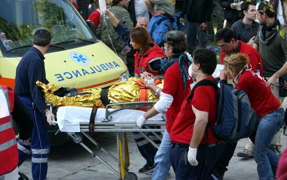 Ταραχές για δεύτερη ημέρα στο κέντρο της Αθήνας #92. Mάχες σώμα με σώμα μεταξύ ομάδων περιφρούρησης της πορείας του ΠΑΜΕ και κουκουλοφόρων στην περιοχή της πλατείας Συντάγματος την Πέμπτη. Oμάδα κουκουλοφόρων επιχείρησε να σπάσει το μπλόκο διαδηλωτών, οι οποίοι είχαν περικυκλώσει τη Βουλή εν όψει της ψήφισης του πολυνομοσχεδίου.