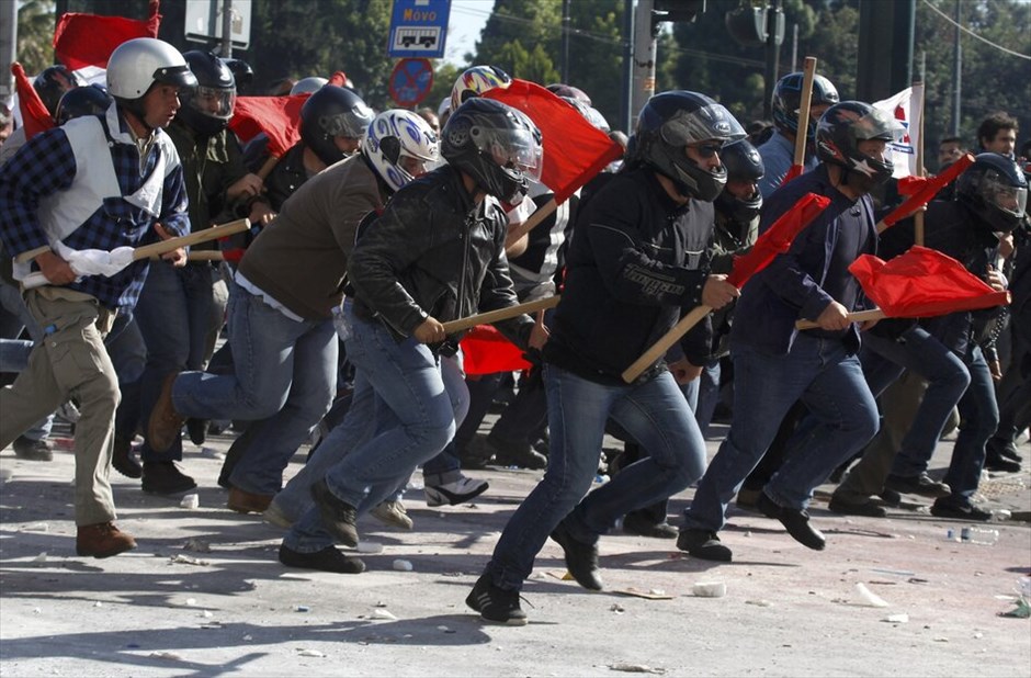 Ταραχές για δεύτερη ημέρα στο κέντρο της Αθήνας #93. Mάχες σώμα με σώμα μεταξύ ομάδων περιφρούρησης της πορείας του ΠΑΜΕ και κουκουλοφόρων στην περιοχή της πλατείας Συντάγματος την Πέμπτη. Oμάδα κουκουλοφόρων επιχείρησε να σπάσει το μπλόκο διαδηλωτών, οι οποίοι είχαν περικυκλώσει τη Βουλή εν όψει της ψήφισης του πολυνομοσχεδίου.