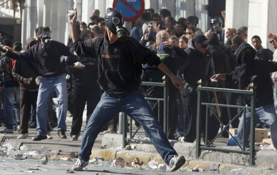 Ταραχές για δεύτερη ημέρα στο κέντρο της Αθήνας #95. Mάχες σώμα με σώμα μεταξύ ομάδων περιφρούρησης της πορείας του ΠΑΜΕ και κουκουλοφόρων στην περιοχή της πλατείας Συντάγματος την Πέμπτη. Oμάδα κουκουλοφόρων επιχείρησε να σπάσει το μπλόκο διαδηλωτών, οι οποίοι είχαν περικυκλώσει τη Βουλή εν όψει της ψήφισης του πολυνομοσχεδίου.