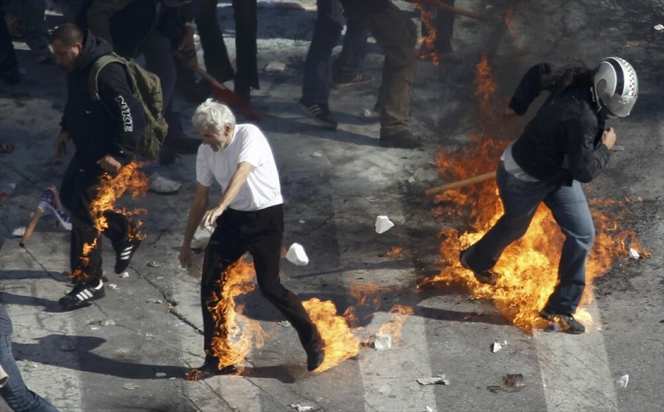 Ταραχές για δεύτερη ημέρα στο κέντρο της Αθήνας #98. Mάχες σώμα με σώμα μεταξύ ομάδων περιφρούρησης της πορείας του ΠΑΜΕ και κουκουλοφόρων στην περιοχή της πλατείας Συντάγματος την Πέμπτη. Oμάδα κουκουλοφόρων επιχείρησε να σπάσει το μπλόκο διαδηλωτών, οι οποίοι είχαν περικυκλώσει τη Βουλή εν όψει της ψήφισης του πολυνομοσχεδίου.