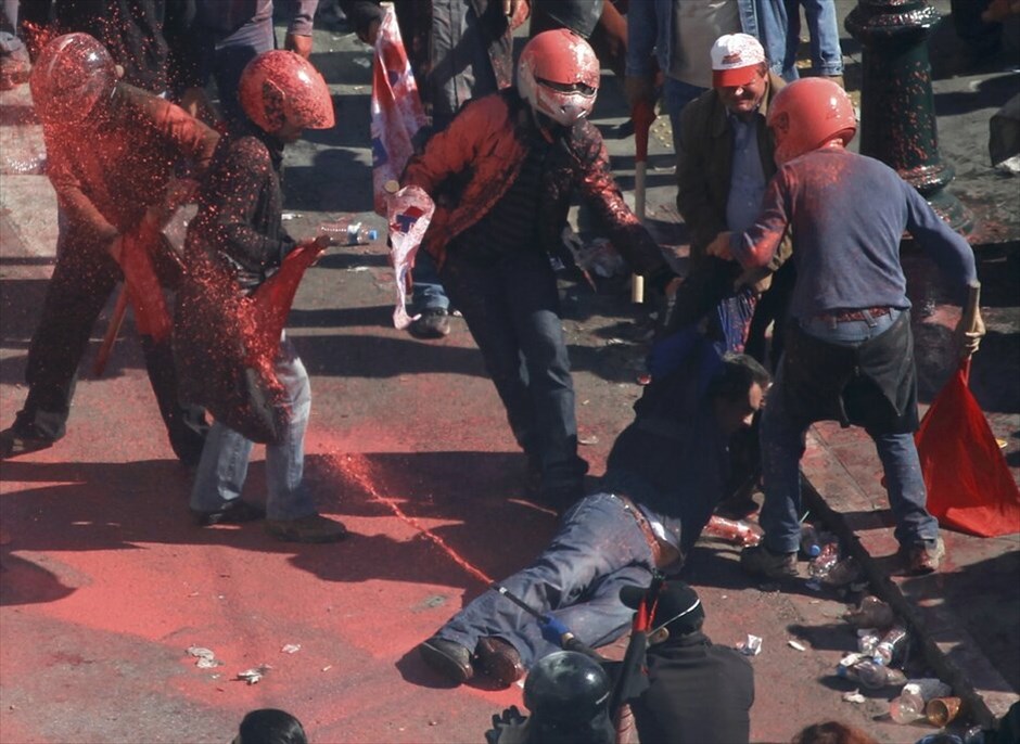 Ταραχές για δεύτερη ημέρα στο κέντρο της Αθήνας #99. Mάχες σώμα με σώμα μεταξύ ομάδων περιφρούρησης της πορείας του ΠΑΜΕ και κουκουλοφόρων στην περιοχή της πλατείας Συντάγματος την Πέμπτη. Oμάδα κουκουλοφόρων επιχείρησε να σπάσει το μπλόκο διαδηλωτών, οι οποίοι είχαν περικυκλώσει τη Βουλή εν όψει της ψήφισης του πολυνομοσχεδίου.