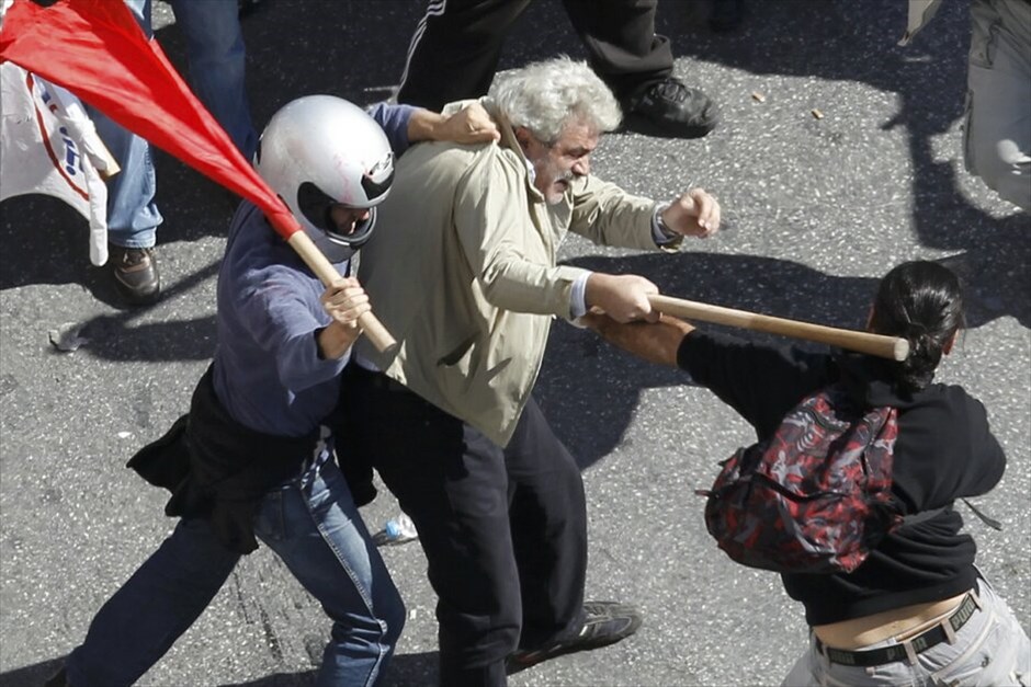 Ταραχές για δεύτερη ημέρα στο κέντρο της Αθήνας #103. Mάχες σώμα με σώμα μεταξύ ομάδων περιφρούρησης της πορείας του ΠΑΜΕ και κουκουλοφόρων στην περιοχή της πλατείας Συντάγματος την Πέμπτη. Oμάδα κουκουλοφόρων επιχείρησε να σπάσει το μπλόκο διαδηλωτών, οι οποίοι είχαν περικυκλώσει τη Βουλή εν όψει της ψήφισης του πολυνομοσχεδίου.