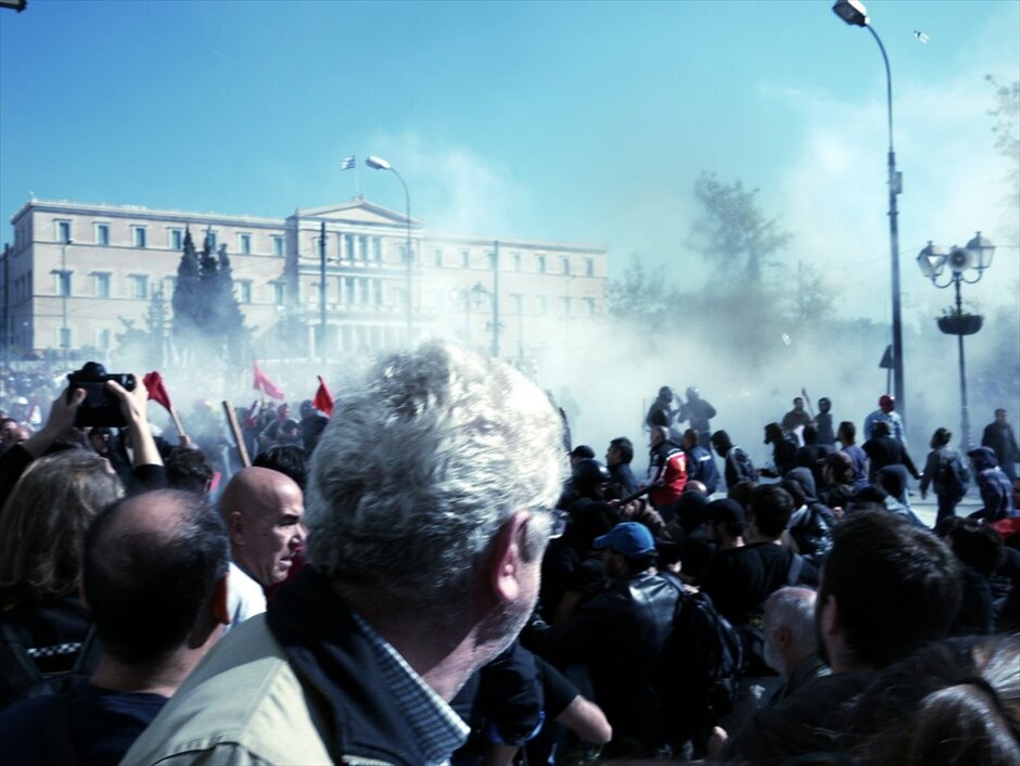 Ταραχές για δεύτερη ημέρα στο κέντρο της Αθήνας #106. Mάχες σώμα με σώμα μεταξύ ομάδων περιφρούρησης της πορείας του ΠΑΜΕ και κουκουλοφόρων στην περιοχή της πλατείας Συντάγματος την Πέμπτη. Oμάδα κουκουλοφόρων επιχείρησε να σπάσει το μπλόκο διαδηλωτών, οι οποίοι είχαν περικυκλώσει τη Βουλή εν όψει της ψήφισης του πολυνομοσχεδίου.