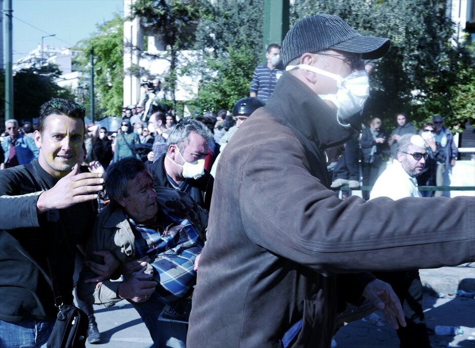 Ταραχές για δεύτερη ημέρα στο κέντρο της Αθήνας #110. Mάχες σώμα με σώμα μεταξύ ομάδων περιφρούρησης της πορείας του ΠΑΜΕ και κουκουλοφόρων στην περιοχή της πλατείας Συντάγματος την Πέμπτη. Oμάδα κουκουλοφόρων επιχείρησε να σπάσει το μπλόκο διαδηλωτών, οι οποίοι είχαν περικυκλώσει τη Βουλή εν όψει της ψήφισης του πολυνομοσχεδίου.