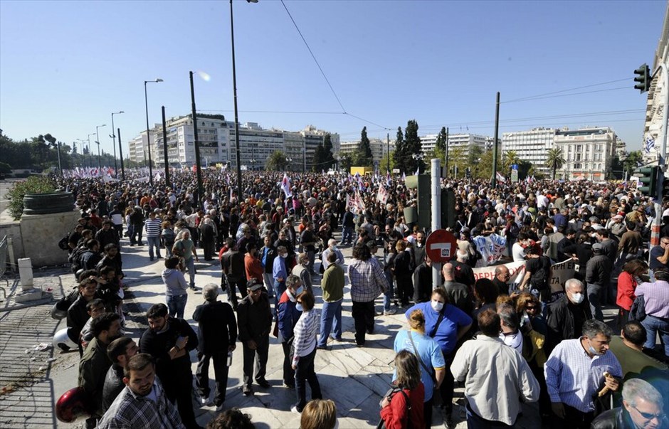 Πορεία για δεύτερη ημέρα στο κέντρο της Αθήνας #1. Πλήθος κόσμου έχει ήδη συγκεντρωθεί στο Σύνταγμα, στο πλαίσιο του συλλαλητηρίου ΓΣΕΕ - ΑΔΕΔΥ αλλά και του καλέσματος του ΠΑΜΕ για περικύκλωση της Βουλής, εν όψει της ψηφοφορίας επί των άρθρων του πολυνομοσχεδίου το απόγευμα.