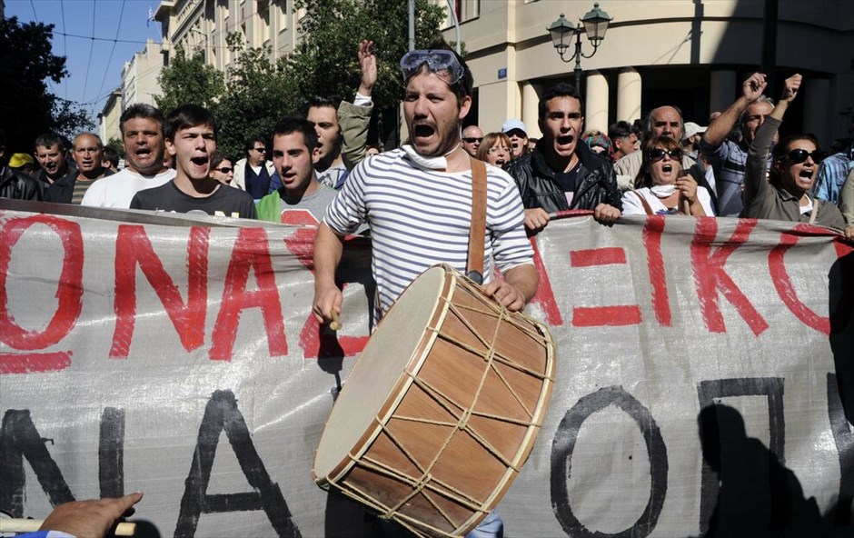 Πορεία για δεύτερη ημέρα στο κέντρο της Αθήνας #3. Πλήθος κόσμου έχει ήδη συγκεντρωθεί στο Σύνταγμα, στο πλαίσιο του συλλαλητηρίου ΓΣΕΕ - ΑΔΕΔΥ αλλά και του καλέσματος του ΠΑΜΕ για περικύκλωση της Βουλής, εν όψει της ψηφοφορίας επί των άρθρων του πολυνομοσχεδίου το απόγευμα.