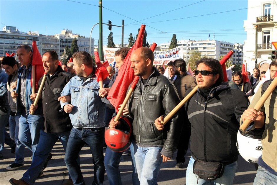 Πορεία για δεύτερη ημέρα στο κέντρο της Αθήνας #4. Πλήθος κόσμου έχει ήδη συγκεντρωθεί στο Σύνταγμα, στο πλαίσιο του συλλαλητηρίου ΓΣΕΕ - ΑΔΕΔΥ αλλά και του καλέσματος του ΠΑΜΕ για περικύκλωση της Βουλής, εν όψει της ψηφοφορίας επί των άρθρων του πολυνομοσχεδίου το απόγευμα.