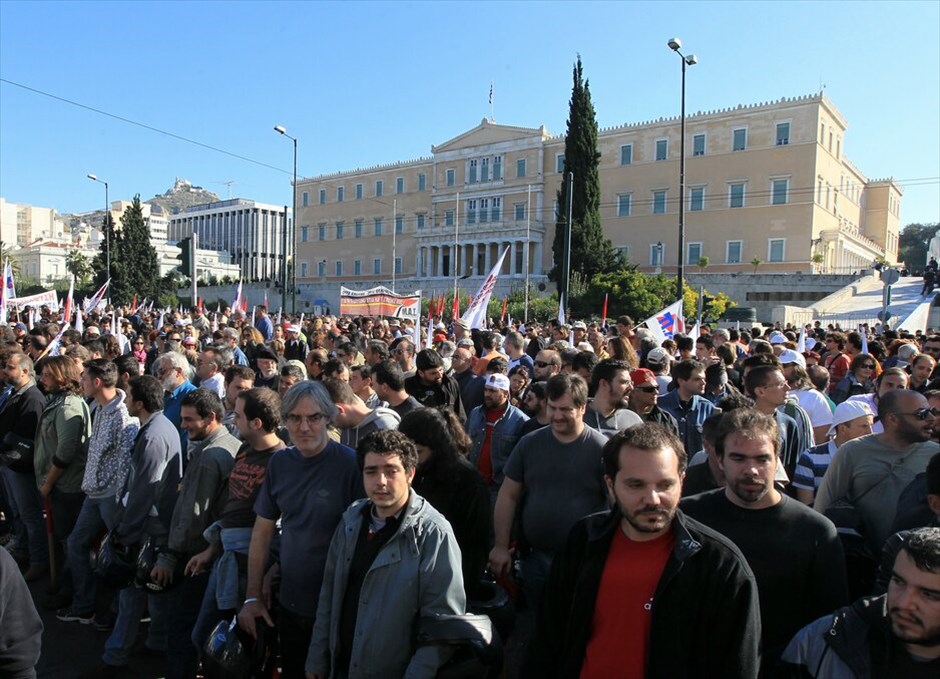 Πορεία για δεύτερη ημέρα στο κέντρο της Αθήνας #5. Πλήθος κόσμου έχει ήδη συγκεντρωθεί στο Σύνταγμα, στο πλαίσιο του συλλαλητηρίου ΓΣΕΕ - ΑΔΕΔΥ αλλά και του καλέσματος του ΠΑΜΕ για περικύκλωση της Βουλής, εν όψει της ψηφοφορίας επί των άρθρων του πολυνομοσχεδίου το απόγευμα.