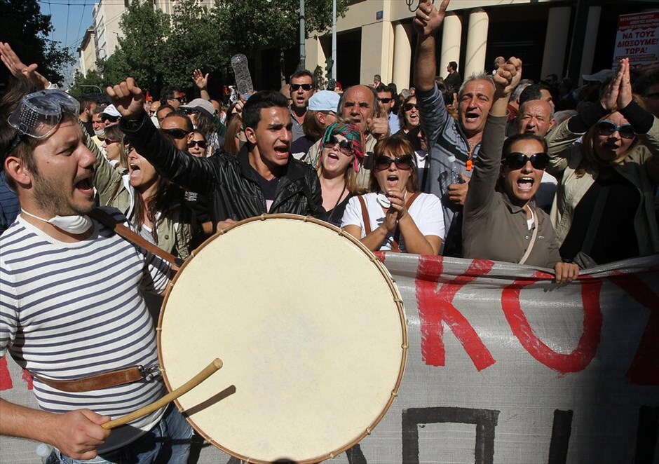 Πορεία για δεύτερη ημέρα στο κέντρο της Αθήνας #8. Πλήθος κόσμου έχει ήδη συγκεντρωθεί στο Σύνταγμα, στο πλαίσιο του συλλαλητηρίου ΓΣΕΕ - ΑΔΕΔΥ αλλά και του καλέσματος του ΠΑΜΕ για περικύκλωση της Βουλής, εν όψει της ψηφοφορίας επί των άρθρων του πολυνομοσχεδίου το απόγευμα.