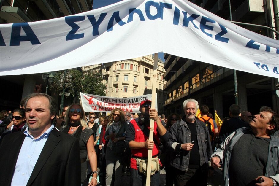 Πορεία για δεύτερη ημέρα στο κέντρο της Αθήνας #11. Πλήθος κόσμου έχει ήδη συγκεντρωθεί στο Σύνταγμα, στο πλαίσιο του συλλαλητηρίου ΓΣΕΕ - ΑΔΕΔΥ αλλά και του καλέσματος του ΠΑΜΕ για περικύκλωση της Βουλής, εν όψει της ψηφοφορίας επί των άρθρων του πολυνομοσχεδίου το απόγευμα.