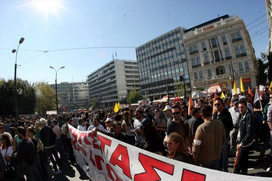 Πορεία για δεύτερη ημέρα στο κέντρο της Αθήνας #12. Πλήθος κόσμου έχει ήδη συγκεντρωθεί στο Σύνταγμα, στο πλαίσιο του συλλαλητηρίου ΓΣΕΕ - ΑΔΕΔΥ αλλά και του καλέσματος του ΠΑΜΕ για περικύκλωση της Βουλής, εν όψει της ψηφοφορίας επί των άρθρων του πολυνομοσχεδίου το απόγευμα.