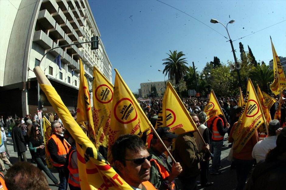 Πορεία για δεύτερη ημέρα στο κέντρο της Αθήνας #14. Πλήθος κόσμου έχει ήδη συγκεντρωθεί στο Σύνταγμα, στο πλαίσιο του συλλαλητηρίου ΓΣΕΕ - ΑΔΕΔΥ αλλά και του καλέσματος του ΠΑΜΕ για περικύκλωση της Βουλής, εν όψει της ψηφοφορίας επί των άρθρων του πολυνομοσχεδίου το απόγευμα.