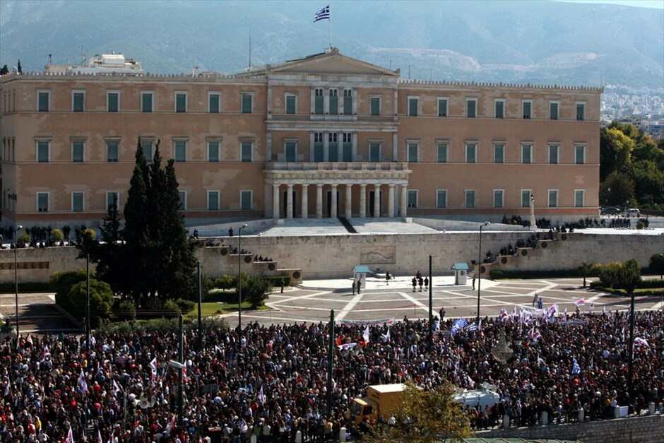 Πορεία για δεύτερη ημέρα στο κέντρο της Αθήνας #16. Πλήθος κόσμου έχει ήδη συγκεντρωθεί στο Σύνταγμα, στο πλαίσιο του συλλαλητηρίου ΓΣΕΕ - ΑΔΕΔΥ αλλά και του καλέσματος του ΠΑΜΕ για περικύκλωση της Βουλής, εν όψει της ψηφοφορίας επί των άρθρων του πολυνομοσχεδίου το απόγευμα.