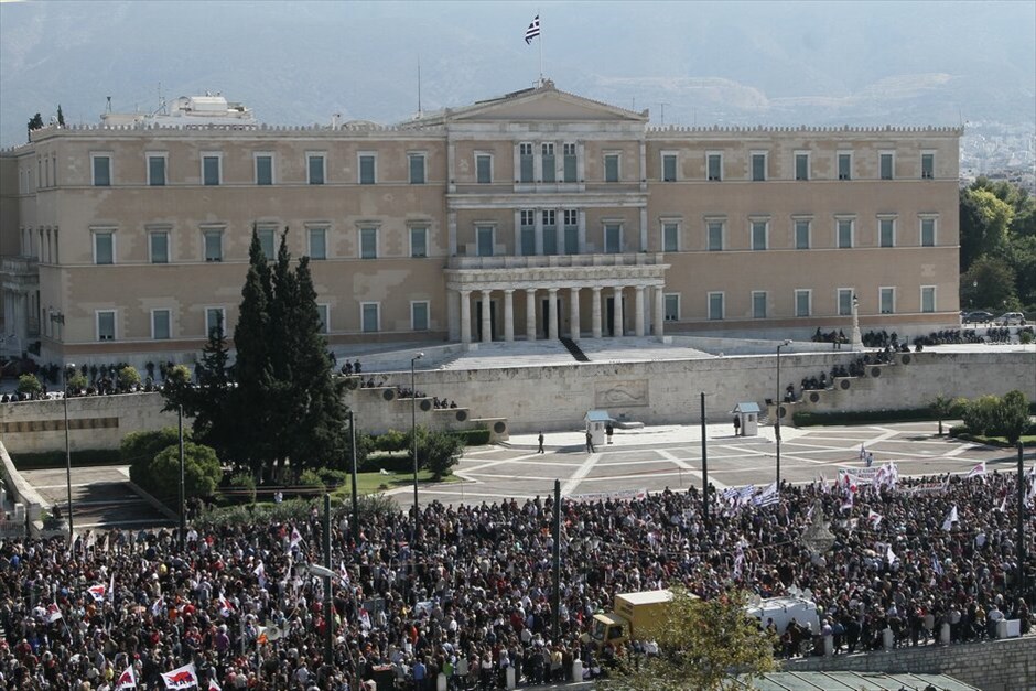 Πορεία για δεύτερη ημέρα στο κέντρο της Αθήνας #18. Πλήθος κόσμου έχει ήδη συγκεντρωθεί στο Σύνταγμα, στο πλαίσιο του συλλαλητηρίου ΓΣΕΕ - ΑΔΕΔΥ αλλά και του καλέσματος του ΠΑΜΕ για περικύκλωση της Βουλής, εν όψει της ψηφοφορίας επί των άρθρων του πολυνομοσχεδίου το απόγευμα.