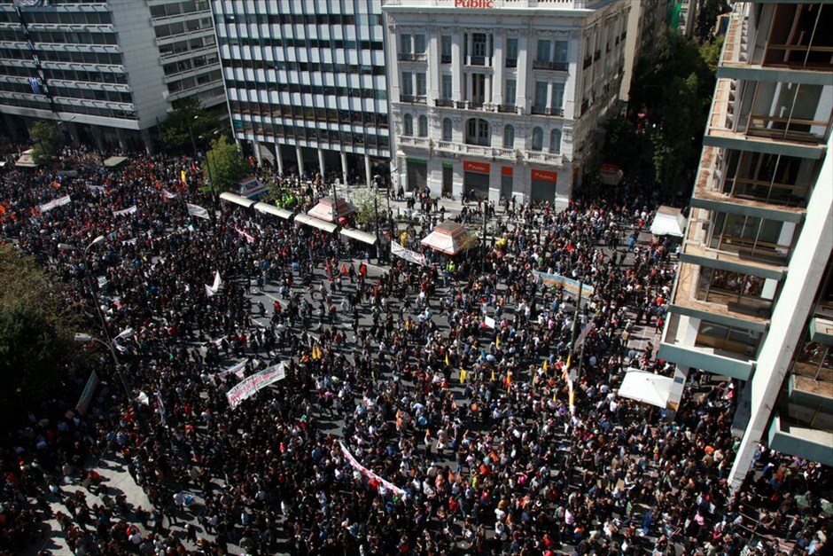 Πορεία για δεύτερη ημέρα στο κέντρο της Αθήνας #20. Πλήθος κόσμου έχει ήδη συγκεντρωθεί στο Σύνταγμα, στο πλαίσιο του συλλαλητηρίου ΓΣΕΕ - ΑΔΕΔΥ αλλά και του καλέσματος του ΠΑΜΕ για περικύκλωση της Βουλής, εν όψει της ψηφοφορίας επί των άρθρων του πολυνομοσχεδίου το απόγευμα.