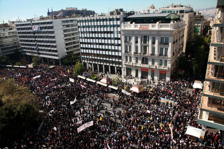 Πορεία για δεύτερη ημέρα στο κέντρο της Αθήνας #21. Πλήθος κόσμου έχει ήδη συγκεντρωθεί στο Σύνταγμα, στο πλαίσιο του συλλαλητηρίου ΓΣΕΕ - ΑΔΕΔΥ αλλά και του καλέσματος του ΠΑΜΕ για περικύκλωση της Βουλής, εν όψει της ψηφοφορίας επί των άρθρων του πολυνομοσχεδίου το απόγευμα.