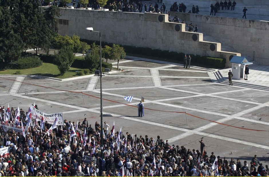 Πορεία για δεύτερη ημέρα στο κέντρο της Αθήνας #23. Πλήθος κόσμου έχει ήδη συγκεντρωθεί στο Σύνταγμα, στο πλαίσιο του συλλαλητηρίου ΓΣΕΕ - ΑΔΕΔΥ αλλά και του καλέσματος του ΠΑΜΕ για περικύκλωση της Βουλής, εν όψει της ψηφοφορίας επί των άρθρων του πολυνομοσχεδίου το απόγευμα.