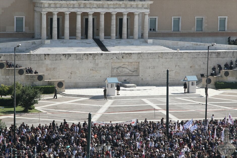 Πορεία για δεύτερη ημέρα στο κέντρο της Αθήνας #24. Πλήθος κόσμου έχει ήδη συγκεντρωθεί στο Σύνταγμα, στο πλαίσιο του συλλαλητηρίου ΓΣΕΕ - ΑΔΕΔΥ αλλά και του καλέσματος του ΠΑΜΕ για περικύκλωση της Βουλής, εν όψει της ψηφοφορίας επί των άρθρων του πολυνομοσχεδίου το απόγευμα.