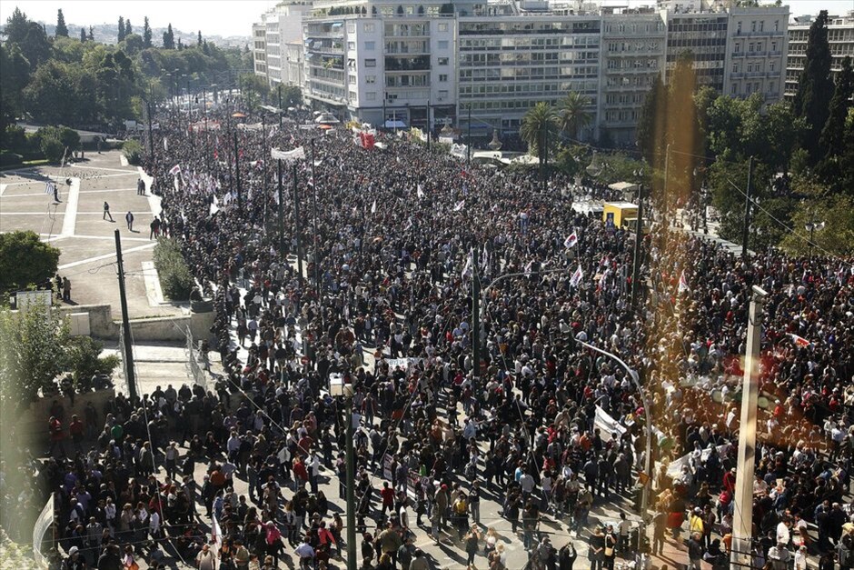 Πορεία για δεύτερη ημέρα στο κέντρο της Αθήνας #25. Πλήθος κόσμου έχει ήδη συγκεντρωθεί στο Σύνταγμα, στο πλαίσιο του συλλαλητηρίου ΓΣΕΕ - ΑΔΕΔΥ αλλά και του καλέσματος του ΠΑΜΕ για περικύκλωση της Βουλής, εν όψει της ψηφοφορίας επί των άρθρων του πολυνομοσχεδίου το απόγευμα.