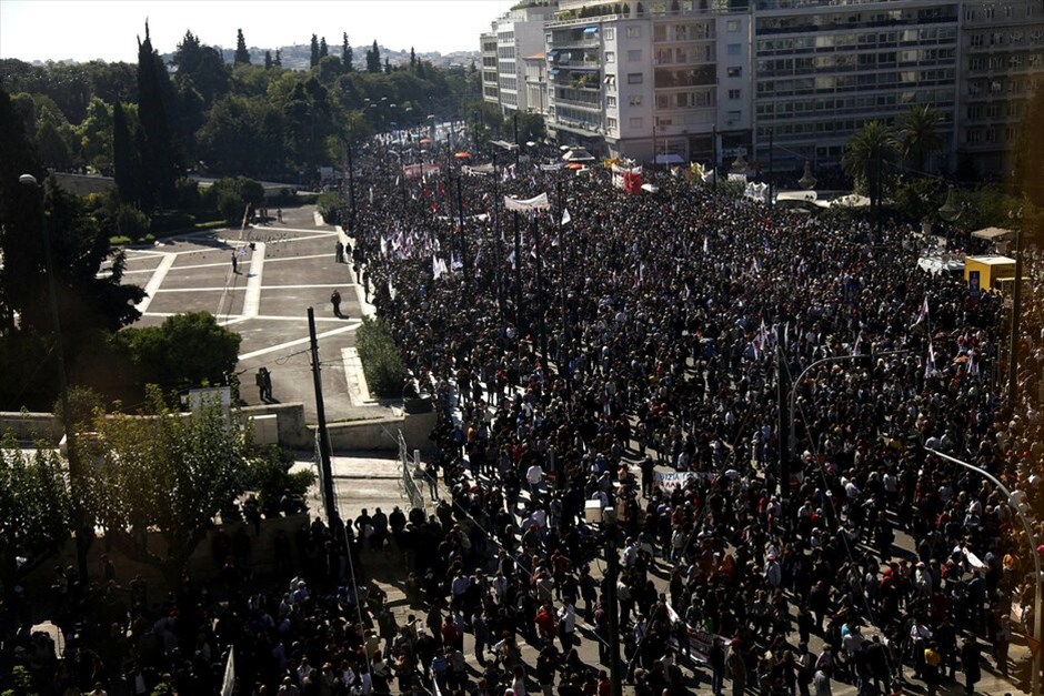 Πορεία για δεύτερη ημέρα στο κέντρο της Αθήνας #26. Πλήθος κόσμου έχει ήδη συγκεντρωθεί στο Σύνταγμα, στο πλαίσιο του συλλαλητηρίου ΓΣΕΕ - ΑΔΕΔΥ αλλά και του καλέσματος του ΠΑΜΕ για περικύκλωση της Βουλής, εν όψει της ψηφοφορίας επί των άρθρων του πολυνομοσχεδίου το απόγευμα.