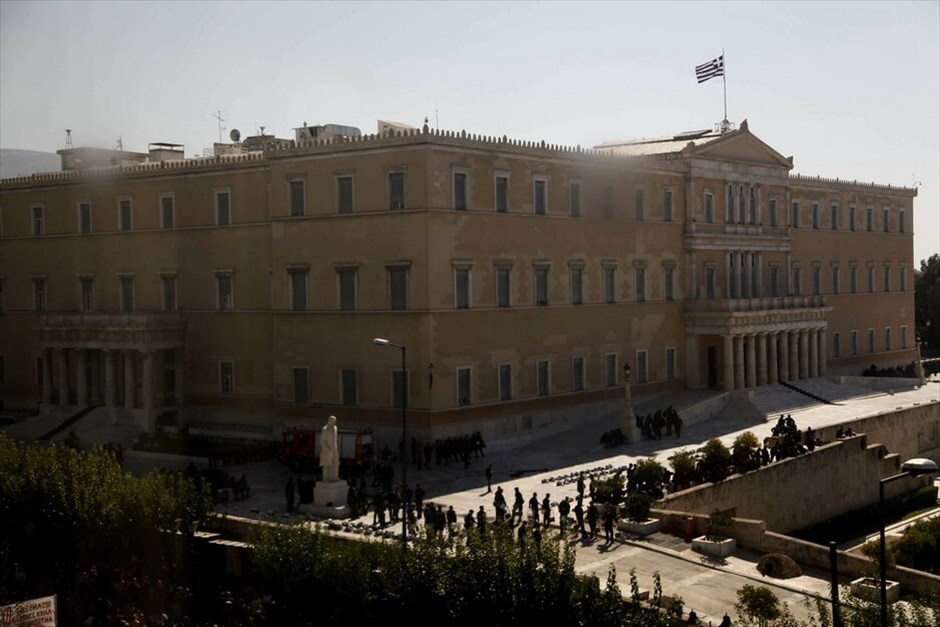 Πορεία για δεύτερη ημέρα στο κέντρο της Αθήνας #27. Πλήθος κόσμου έχει ήδη συγκεντρωθεί στο Σύνταγμα, στο πλαίσιο του συλλαλητηρίου ΓΣΕΕ - ΑΔΕΔΥ αλλά και του καλέσματος του ΠΑΜΕ για περικύκλωση της Βουλής, εν όψει της ψηφοφορίας επί των άρθρων του πολυνομοσχεδίου το απόγευμα.