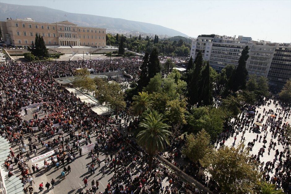 Πορεία για δεύτερη ημέρα στο κέντρο της Αθήνας #31. Πλήθος κόσμου έχει ήδη συγκεντρωθεί στο Σύνταγμα, στο πλαίσιο του συλλαλητηρίου ΓΣΕΕ - ΑΔΕΔΥ αλλά και του καλέσματος του ΠΑΜΕ για περικύκλωση της Βουλής, εν όψει της ψηφοφορίας επί των άρθρων του πολυνομοσχεδίου το απόγευμα.