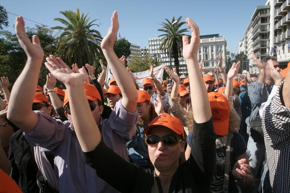 Πορεία για δεύτερη ημέρα στο κέντρο της Αθήνας #37. Πλήθος κόσμου έχει ήδη συγκεντρωθεί στο Σύνταγμα, στο πλαίσιο του συλλαλητηρίου ΓΣΕΕ - ΑΔΕΔΥ αλλά και του καλέσματος του ΠΑΜΕ για περικύκλωση της Βουλής, εν όψει της ψηφοφορίας επί των άρθρων του πολυνομοσχεδίου το απόγευμα.