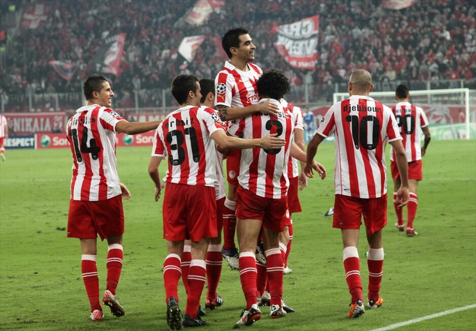 Champions League: Στιγμές από τον αγώνα Ολυμπιακός - Ντόρτμουντ #3. Στο παιχνίδι της πρόκρισης για τους «16» του Champions League μπήκε ξανά ο Ολυμπιακός μετά την εμφατική νίκη του με 3-1 επί της Ντόρτμουντ στο Φάληρο.