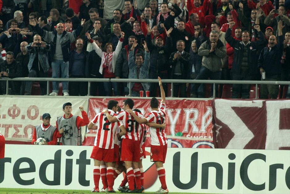 Champions League: Στιγμές από τον αγώνα Ολυμπιακός - Ντόρτμουντ #4. Στο παιχνίδι της πρόκρισης για τους «16» του Champions League μπήκε ξανά ο Ολυμπιακός μετά την εμφατική νίκη του με 3-1 επί της Ντόρτμουντ στο Φάληρο.
