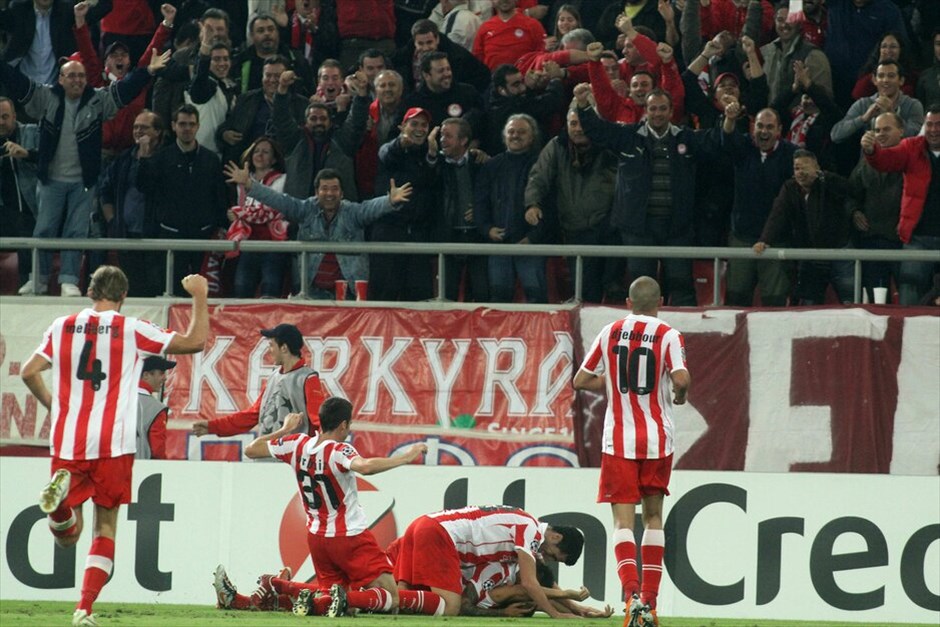 Champions League: Στιγμές από τον αγώνα Ολυμπιακός - Ντόρτμουντ #7. Στο παιχνίδι της πρόκρισης για τους «16» του Champions League μπήκε ξανά ο Ολυμπιακός μετά την εμφατική νίκη του με 3-1 επί της Ντόρτμουντ στο Φάληρο.