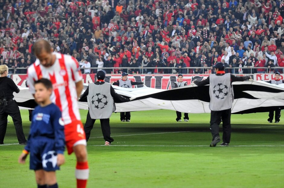 Champions League: Στιγμές από τον αγώνα Ολυμπιακός - Ντόρτμουντ #28. Στο παιχνίδι της πρόκρισης για τους «16» του Champions League μπήκε ξανά ο Ολυμπιακός μετά την εμφατική νίκη του με 3-1 επί της Ντόρτμουντ στο Φάληρο.