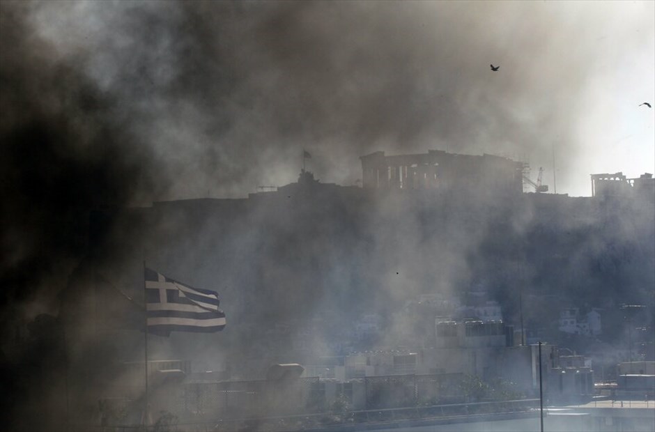 Επεισόδια στο κέντρο της Αθήνας #2. Επεισόδια σημειώνονται στη Βουλή, στο περιθώριο των απεργιακών κινητοποιήσεων των ΓΣΕΕ-ΑΔΕΔΥ και ΠΑΜΕ.