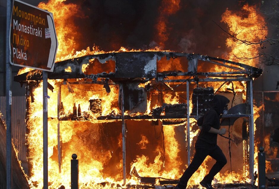 Επεισόδια στο κέντρο της Αθήνας #3. Επεισόδια σημειώνονται στη Βουλή, στο περιθώριο των απεργιακών κινητοποιήσεων των ΓΣΕΕ-ΑΔΕΔΥ και ΠΑΜΕ.