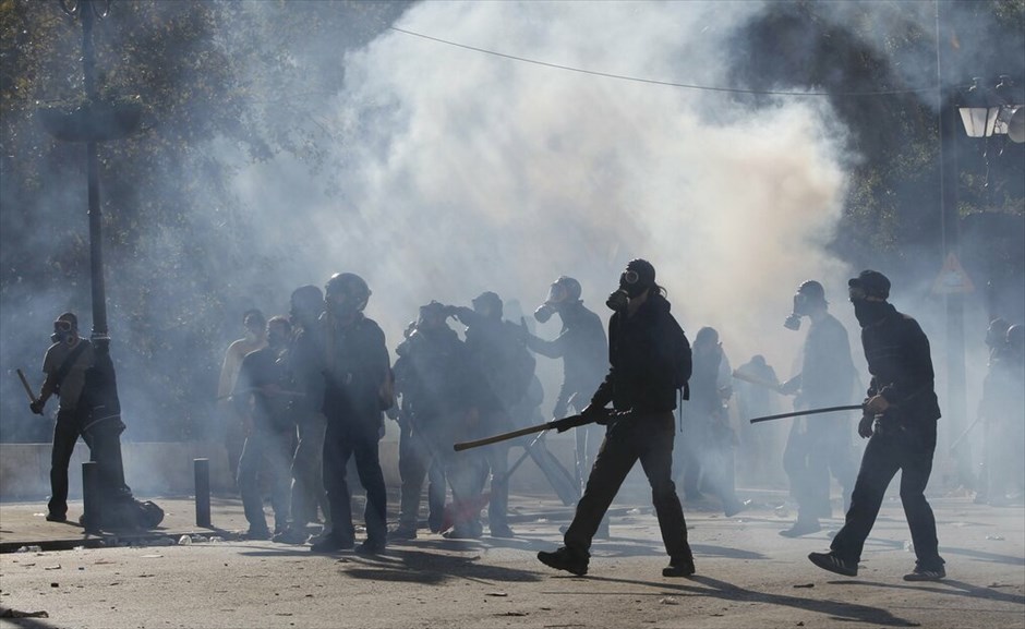 Επεισόδια στο κέντρο της Αθήνας #8. Επεισόδια σημειώνονται στη Βουλή, στο περιθώριο των απεργιακών κινητοποιήσεων των ΓΣΕΕ-ΑΔΕΔΥ και ΠΑΜΕ.