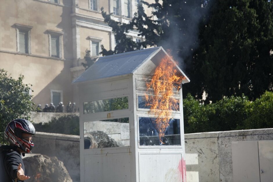 Επεισόδια στο κέντρο της Αθήνας #11. Επεισόδια σημειώνονται στη Βουλή, στο περιθώριο των απεργιακών κινητοποιήσεων των ΓΣΕΕ-ΑΔΕΔΥ και ΠΑΜΕ.