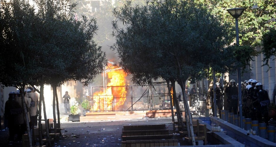 Επεισόδια στο κέντρο της Αθήνας #14. Επεισόδια σημειώνονται στη Βουλή, στο περιθώριο των απεργιακών κινητοποιήσεων των ΓΣΕΕ-ΑΔΕΔΥ και ΠΑΜΕ.