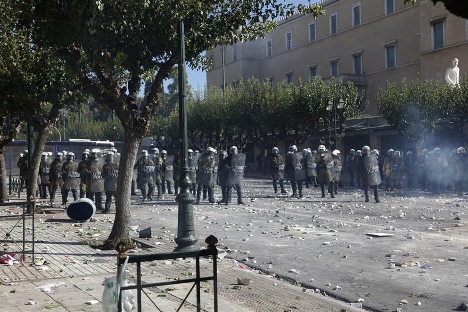 Επεισόδια στο κέντρο της Αθήνας #16. Επεισόδια σημειώνονται στη Βουλή, στο περιθώριο των απεργιακών κινητοποιήσεων των ΓΣΕΕ-ΑΔΕΔΥ και ΠΑΜΕ.